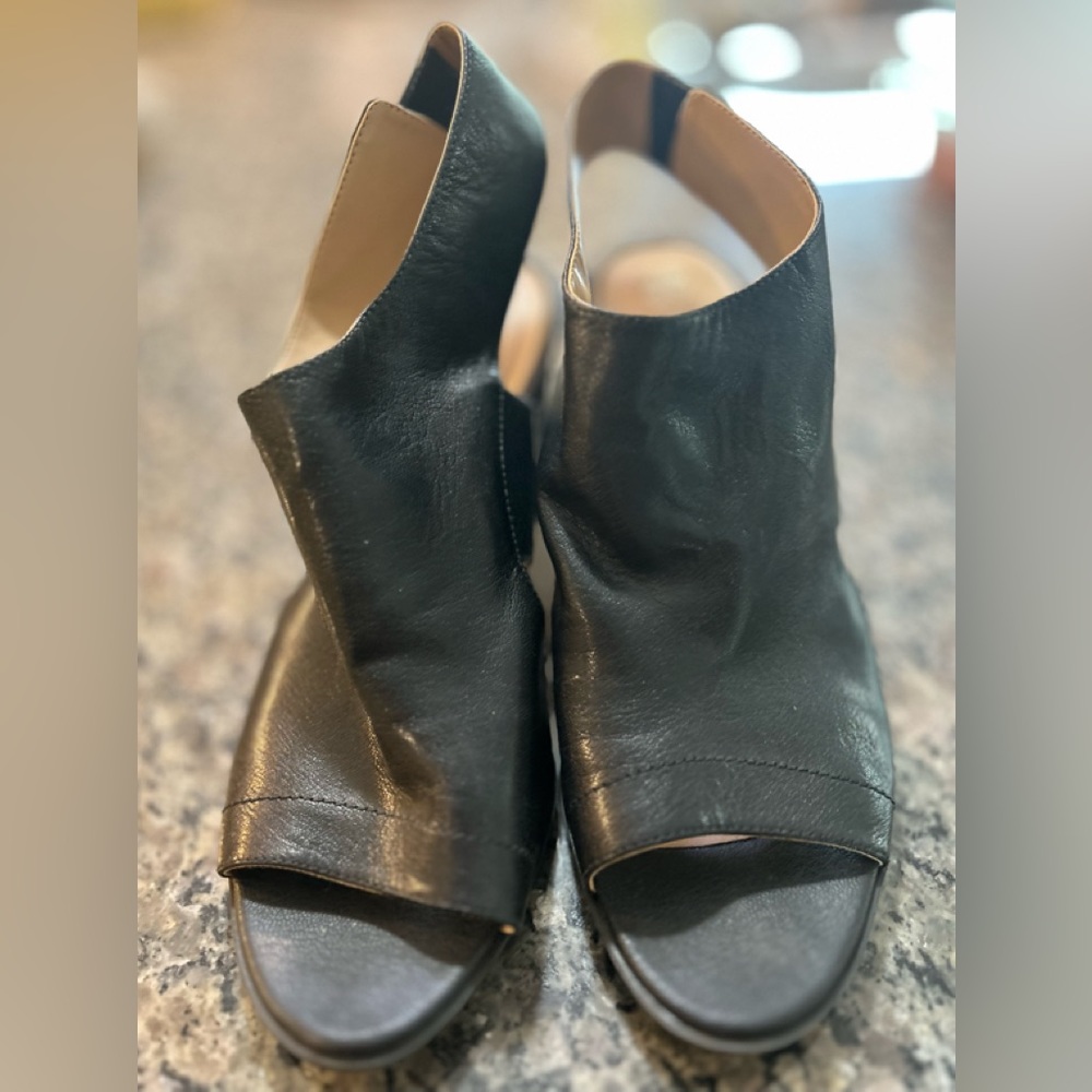 Gorgeous, buttery soft Naturalizer Sandals